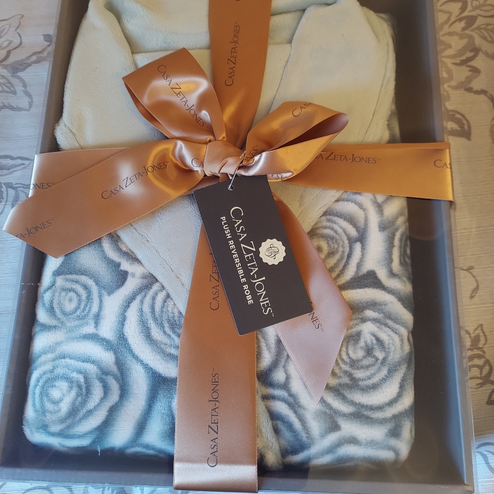 Plush reversible robe